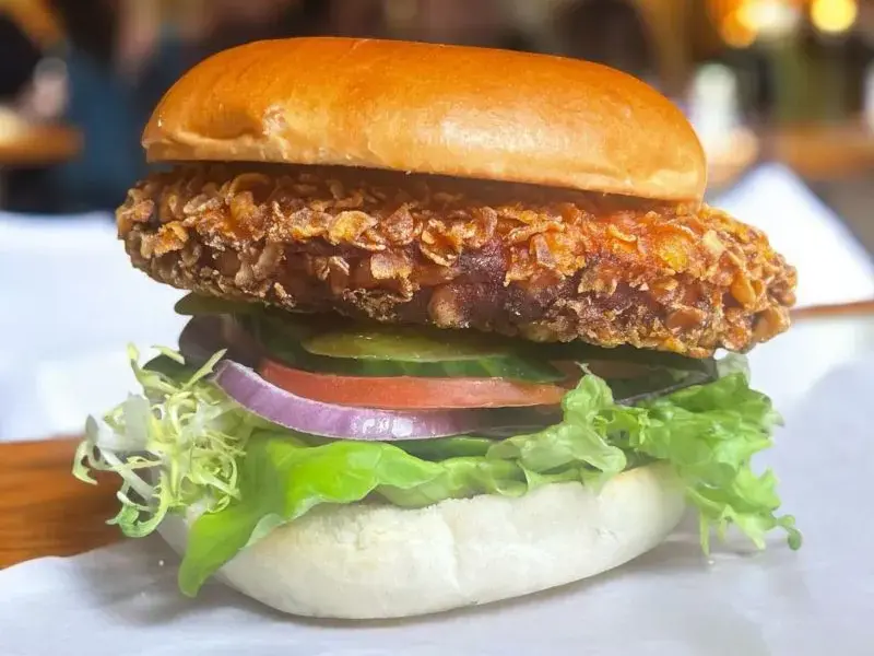 Hamburger speciale con patatine fritte